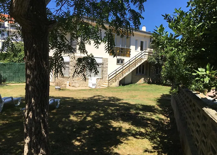 Casa Con Jardin Con 2 Alojamientos, Con Jardines No Compartidos Y Aparcamiento Privado