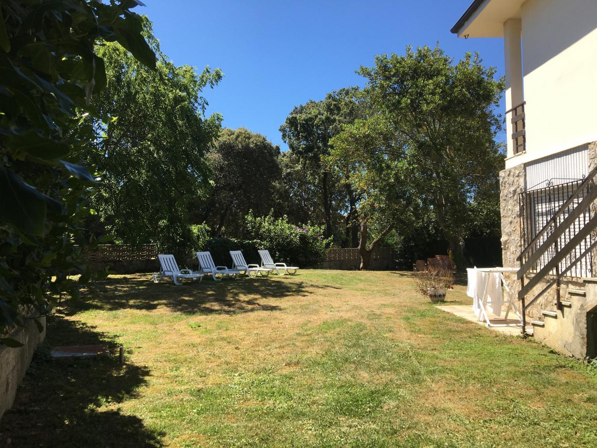 Casa Con Jardin Con 2 Alojamientos, Con Jardines No Compartidos Y Aparcamiento Privado *